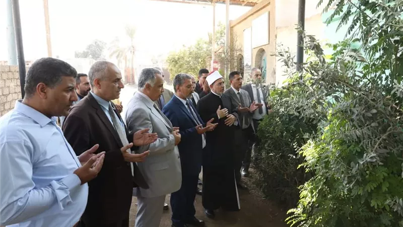 رئيس جامعة الأزهر يختتم جولته بزيارة قبر الحاج صلاح عطية