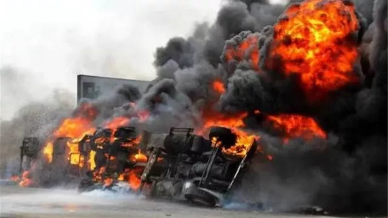 مصرع 105 أشخاص إثر انفجار شاحنة وقود في نيجيريا