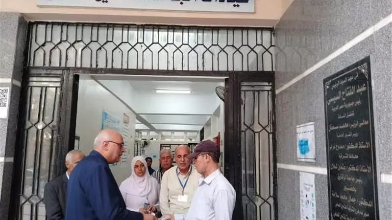 مدير التأمين الصحى يفاجئ عيادة جامعة الزقازيق