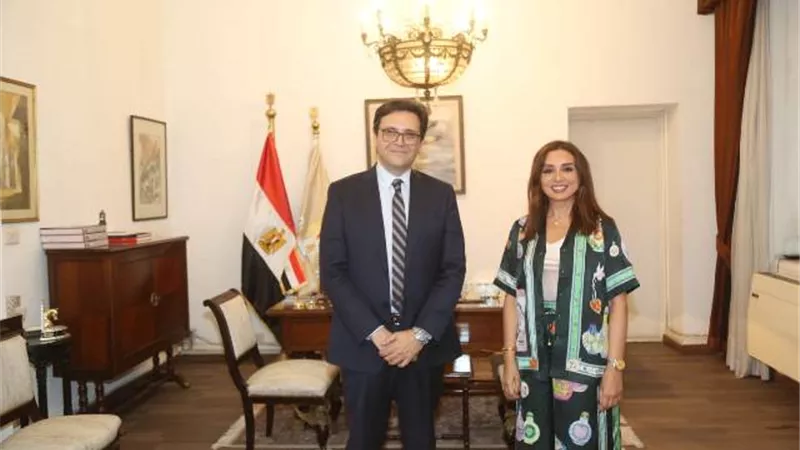 وزير الثقافة يصل إلى الشارقة للمشاركة في مؤتمر الذكاء الاصطناعي
