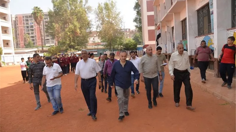 محافظ أسيوط يتفقد مدرسة الجامعة الثانوية لمتابعة انتظام العملية