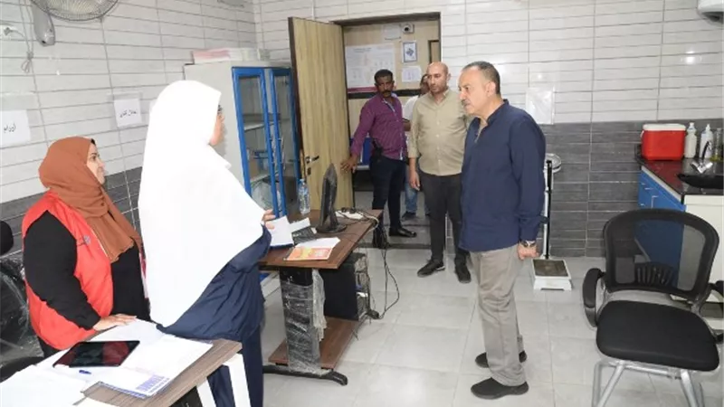 محافظ أسيوط يفاجئ العاملين بمركز صحي حضري الحمراء