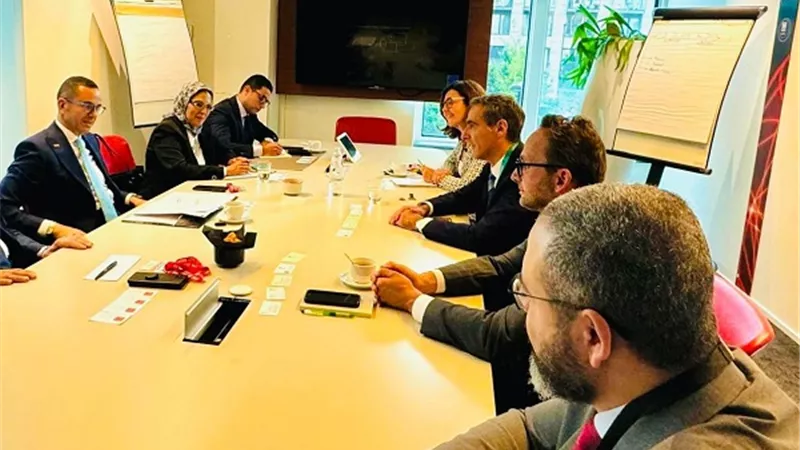 وزير الاستثمار يلتقي مجموعة 