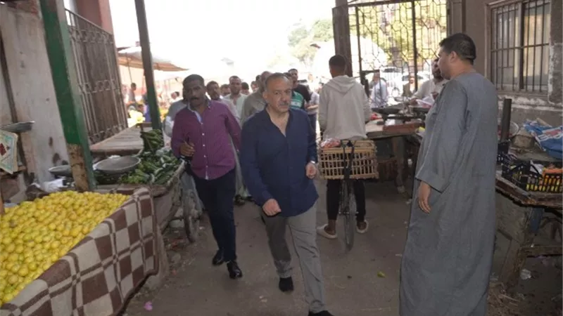 محافظ أسيوط يتفقد سوق الباعة الجائلين ويوجه برفع كفاءته