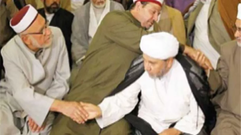 الافتاء تجيب.. حكم المصافحة بين المُصلين بعد الصلاة