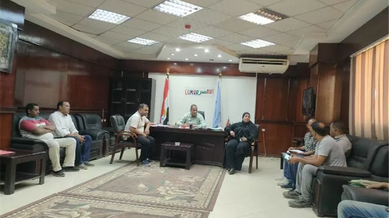 رئيس مركز إسنا جنوب الأقصر يتابع نسب إنجاز مشروعات حياة كريمة