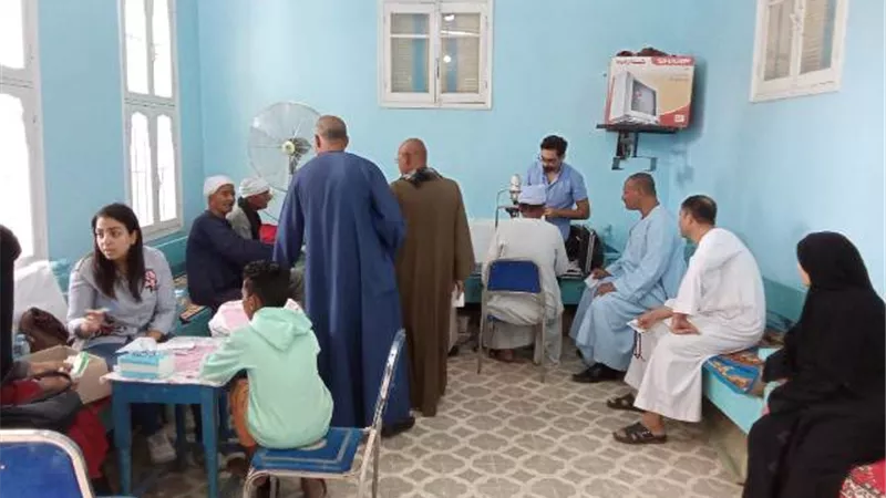 الكشف على 800 حالة بقرية كوم يعقوب في قافلة 