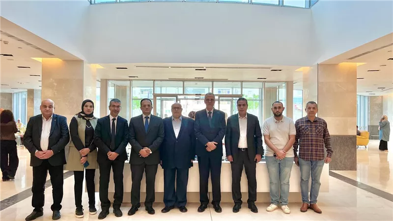 وفد قيادات التعليم العالي وجامعة الجلالة يزور الطلاب المصابين
