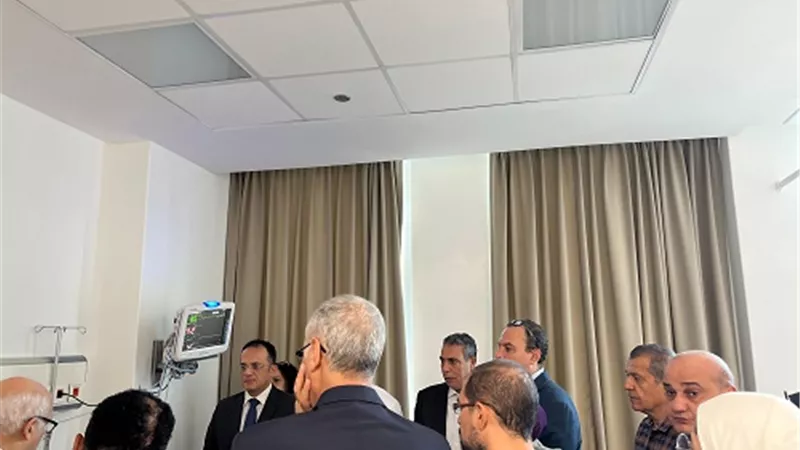رئيس جامعة الجلالة يزو المُصابين بمجمع السويس الطبي