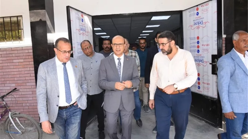 المنشاوي يتفقد الاستقبال العام بمستشفى جامعة أسيوط