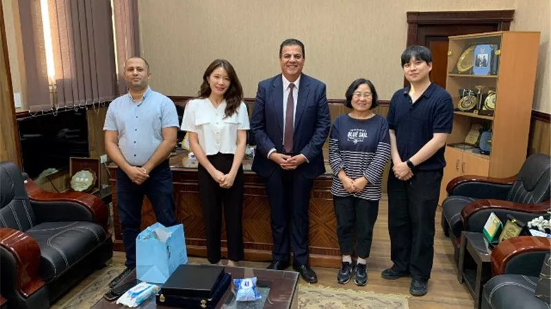 رئيس جامعة بني سويف التكنولوجية يستقبل وفدًا كوريًا