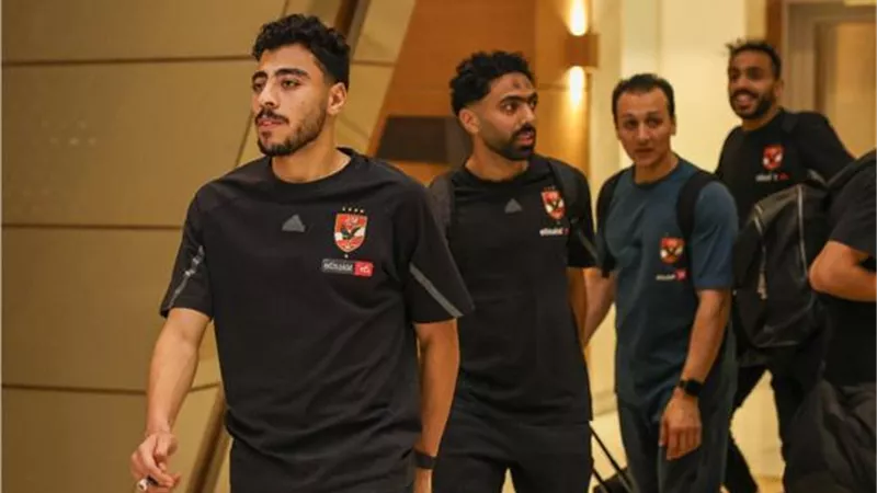 بعثة الأهلي تصل مطار القاهرة استعدادا للسفر إلى الإمارات