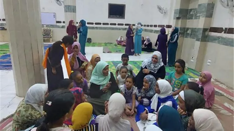 تدوير المخلفات البلاستيكية والورقية بمشاركة ٣٥ طالبة بالأقصر