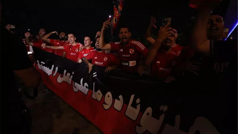 جماهير الأهلي تستقبل بعثة فريق الكرة بالامارات