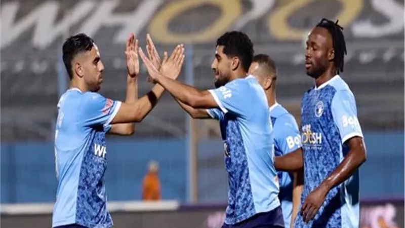 انضمام الثلاثي الدولي الى بعثة بيراميدز في الإمارات