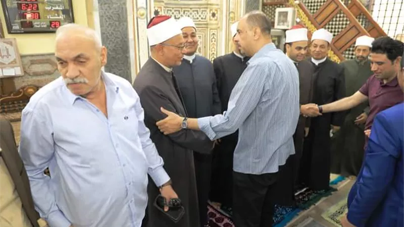 محافظ سوهاج يؤدى صلاة الجمعة بمسجد العارف بالله