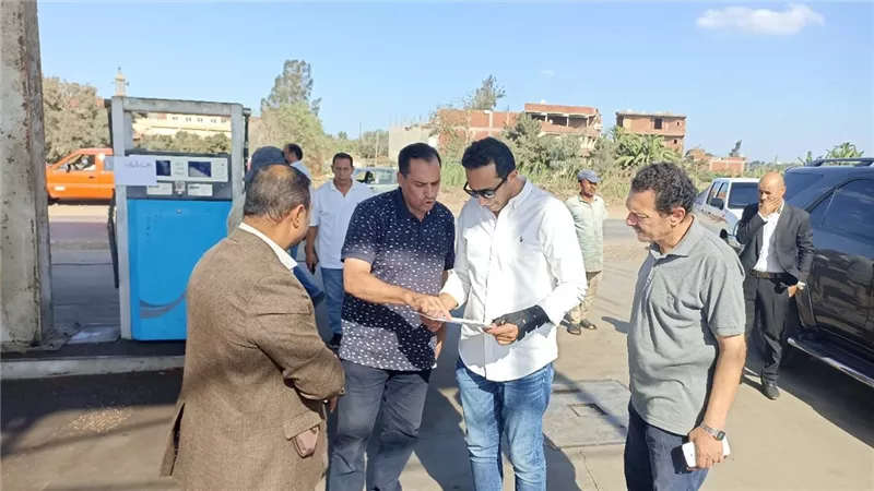 نائب محافظ البحيرة يتفقد مواقف السيارات ومحطات الوقود