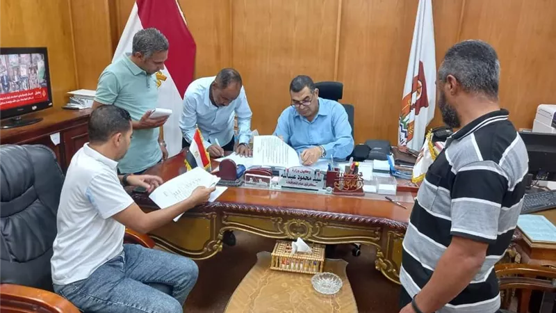محافظ الوادي الجديد: تكثيف حملات المرور على المواقف ومحطات الوقود