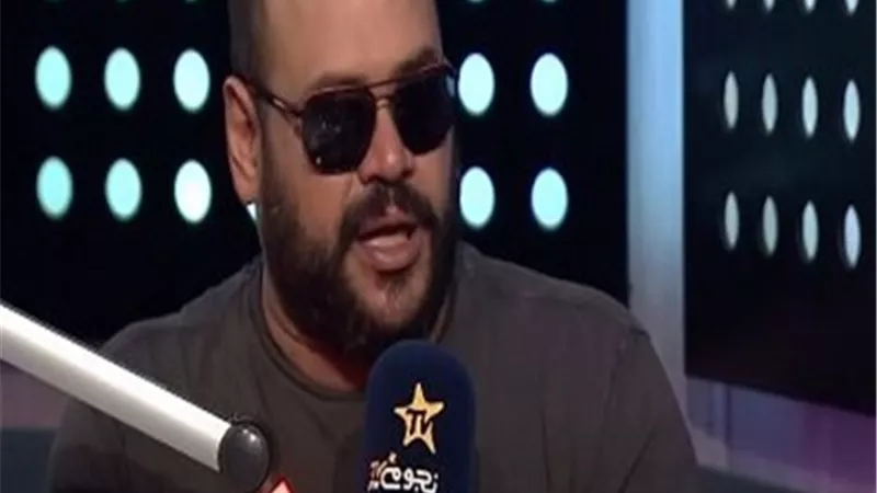 ارتدى نظارة شمسية بالاستوديو. هل تعرض محمد ممدوح للإصابة فى عينه؟