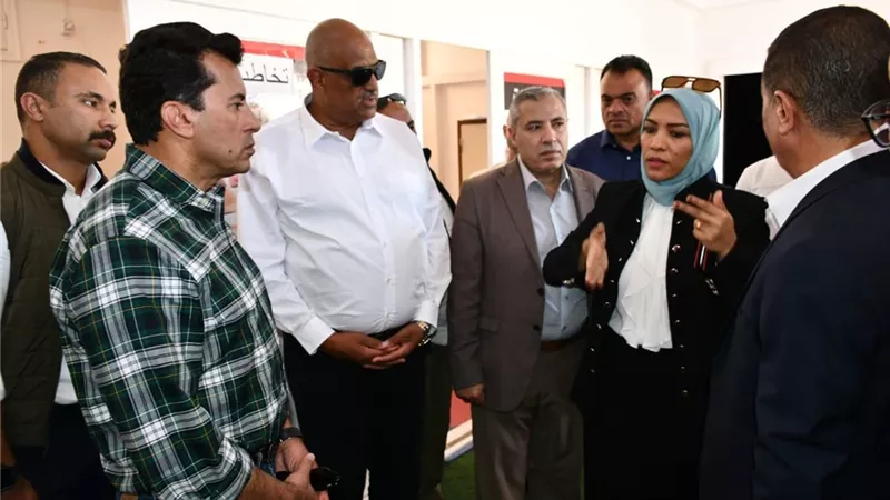 وزير الرياضة يتفقد مركزى شباب الحرية وسفاجا