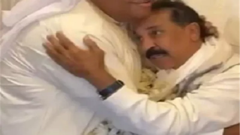 نبيل شعيل يقبل رأس عبد الله الرويشد بعد عودته للكويت