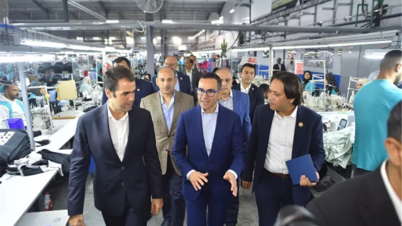 وزير الاستثمار يتفقد عددا من المصانع بالمنطقة الحرة بمحافظة الإسماعيلية