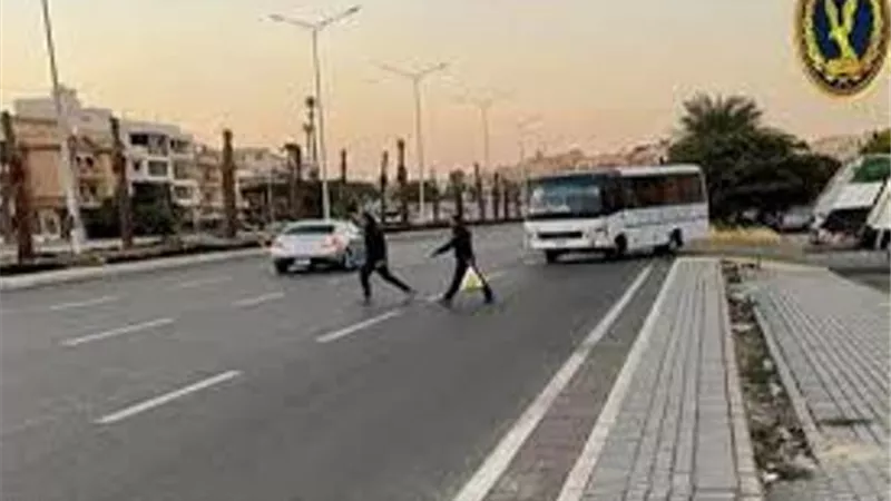 ضبط سائق أتوبيس تابع لإحدى المدارس لسيره عكس الإتجاه بالقاهرة