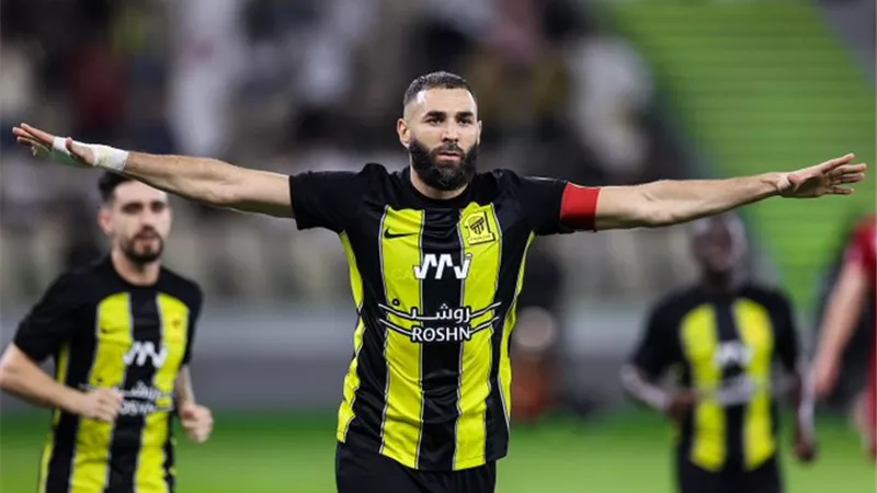 بنزيما يقود تشكيل الاتحاد أمام القادسية في الدوري السعودي