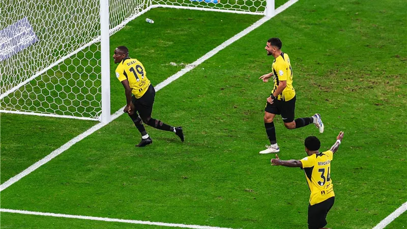 إلغاء هدفين .. الاتحاد يضرب القادسية بثلاثية في الدوري السعودي