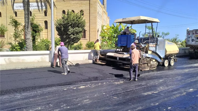 محافظ كفرالشيخ يتابع أعمال الرصف بشوارع شاطئ الأمل بمصيف بلطيم