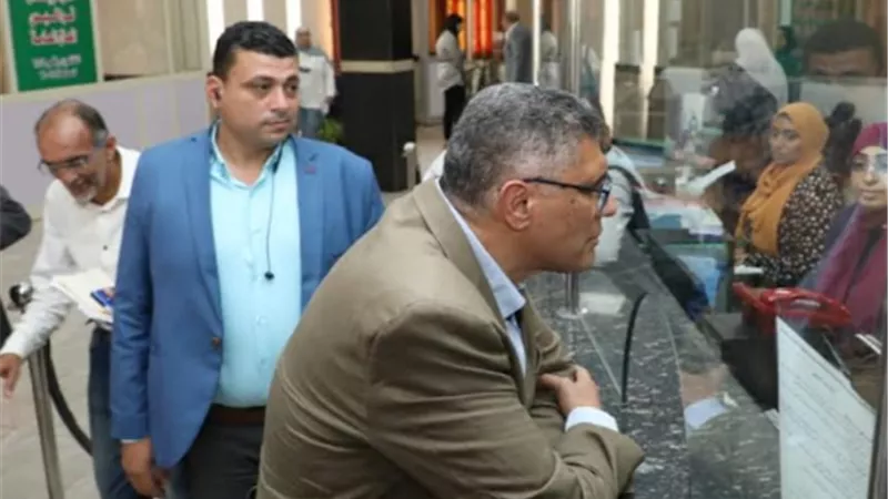 المحافظ يتابع طلبات التصالح بالمركز التكنولوجي بجنوب الجيزة