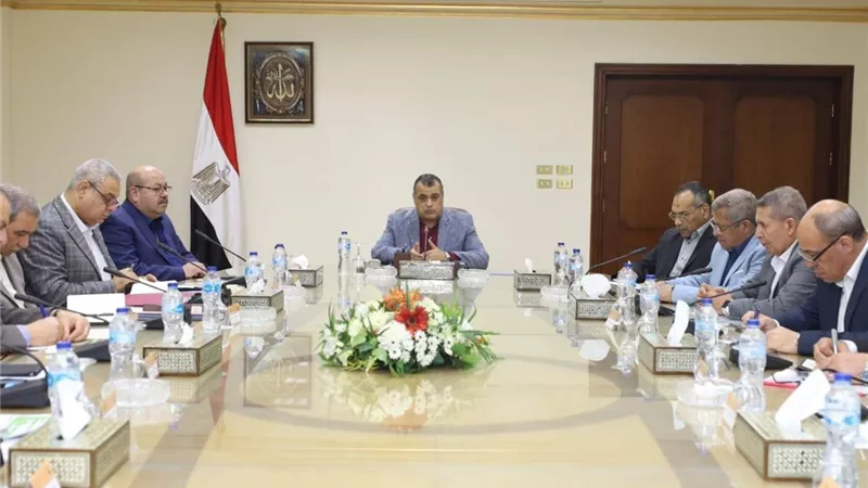وزير الانتاج الحربي يشدد على إنهاء المشروعات المتعاقد عليها في ال