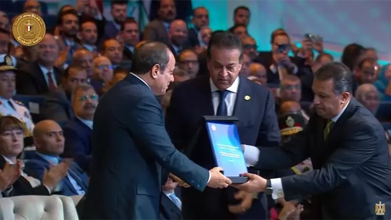 خالد عبد الغفار يسلم الرئيس السيسي الإستراتيجية الوطنية للصحة والسكان