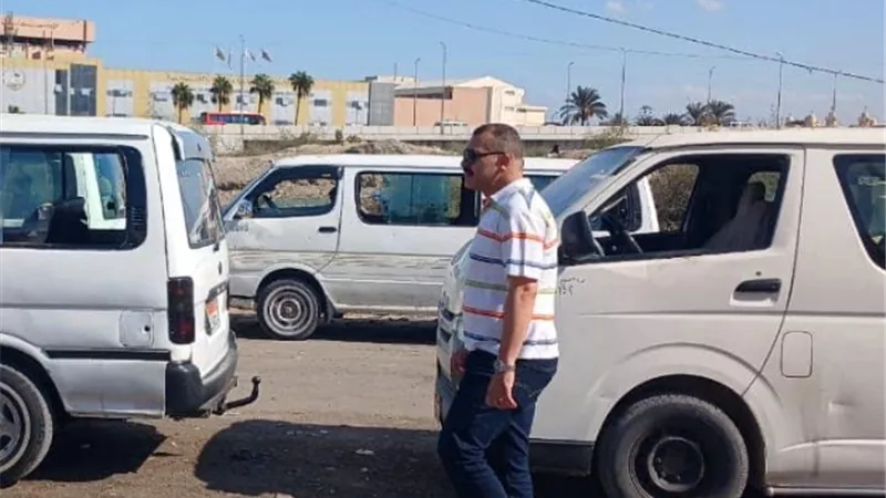 رئيس حى شرق الاسكندرية يراقب مواقف الاجرة لمنع استغلال المواطنين