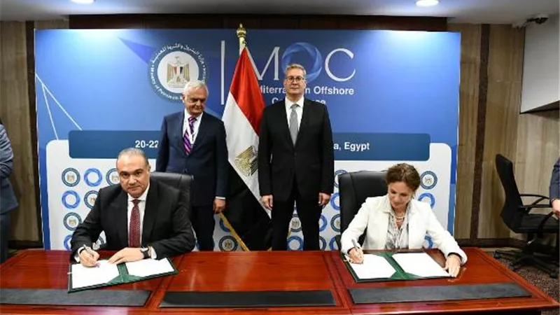 توقيع ٤ مذكرات تفاهم واتفاقيات تعاون بين البترول وشركات عالمية