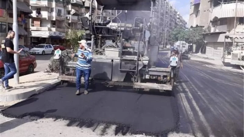 استمرار أعمال الأسفلت بشارع 
