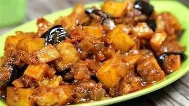 طبق باذنجان بالبطاطس والصلصه الحاره