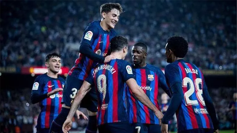 ليفاندوفسكي يقود هجوم برشلونة أمام إشبيلية في الدوري الإسباني