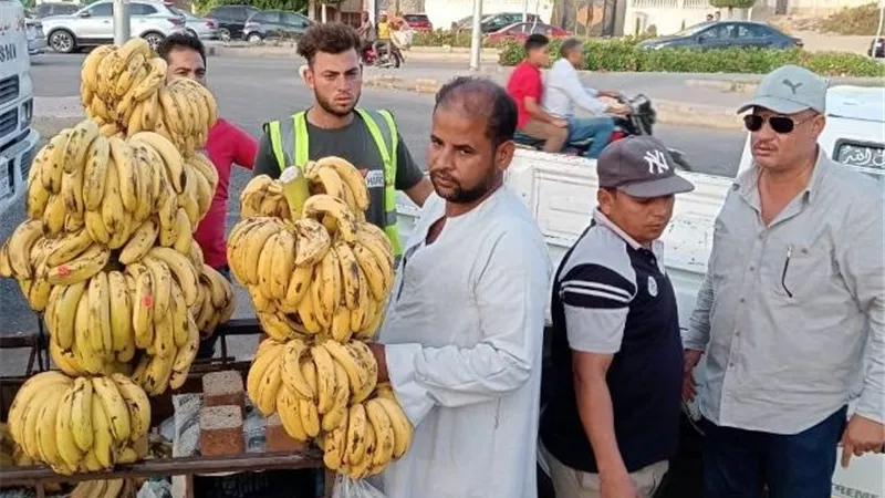 حملات مستمرة للقضاء على ظاهرة الباعة الجائلين فى الشيخ زايد.. صور