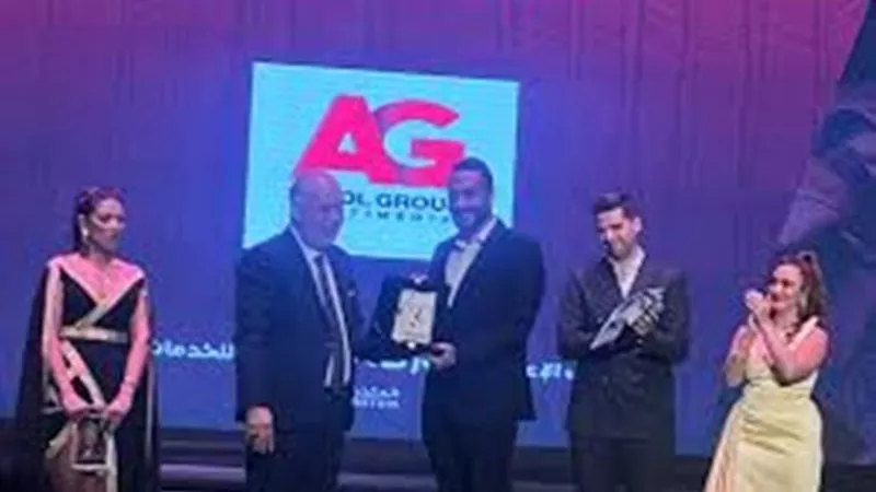 بالصور..أشرف زكي يكرم جمال العدل بحفل ختام مهرجان المهن التمثيلية