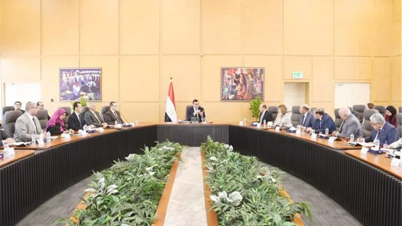 وزير الإسكان يعقد اجتماعاً لمتابعة موقف تنفيذ 