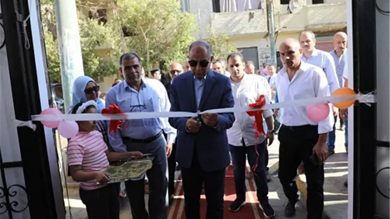 محافظ المنيا يفتتح المعرض الدائم لبيع السلع بأسعار مخفضة بمطاي