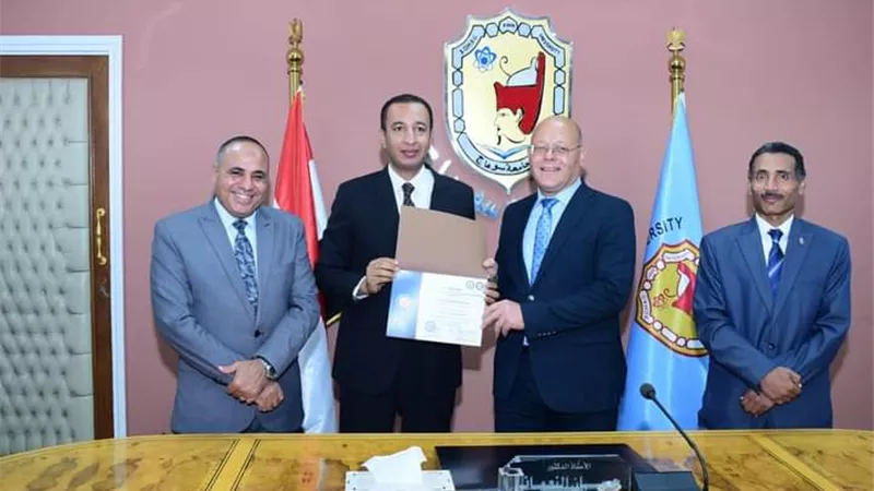 رئيس جامعة سوهاج يكرم ١٦ مدرب اجتازوا برنامج إعداد المدربين