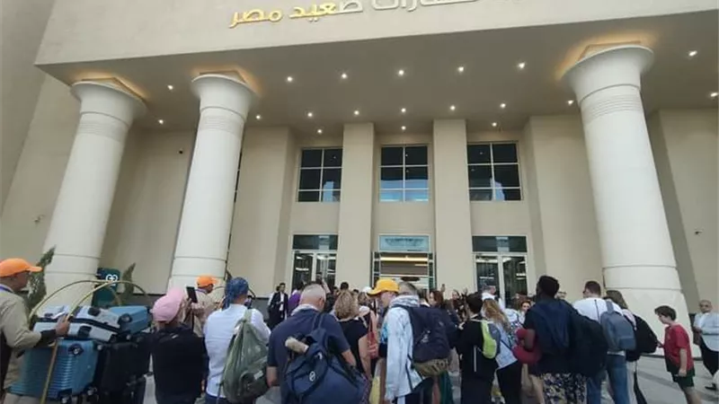 توافد الأفواج السياحية والزائرين على مدينة أبو سمبل لمشاهدة ظاهرة تعامد الشمس