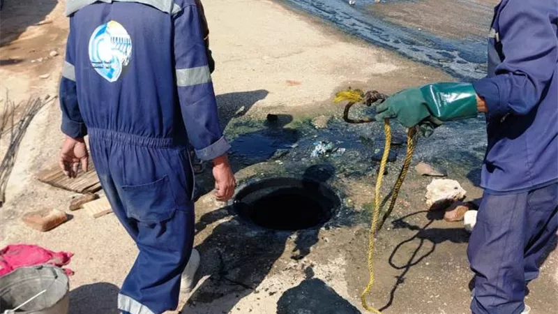 تنفيذ أعمال التطهير والتسليك لشبكات الصرف الصحى بقرى وادى كركر