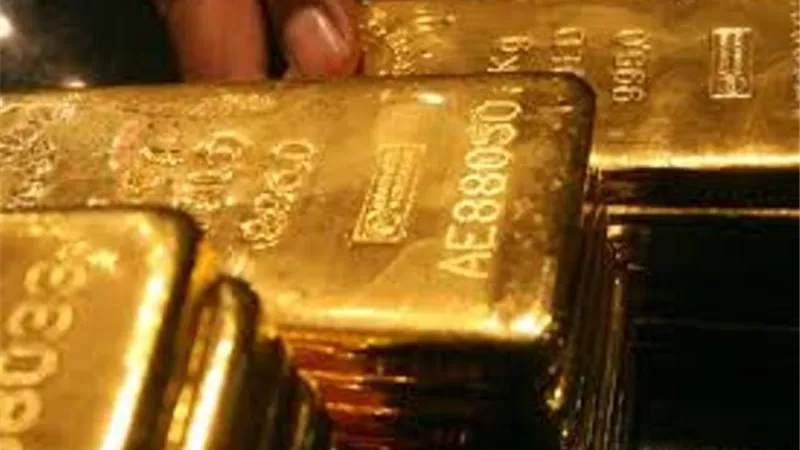 الذهب يلامس قمة جديدة والفضة عند أعلى مستوى في 12 عاما