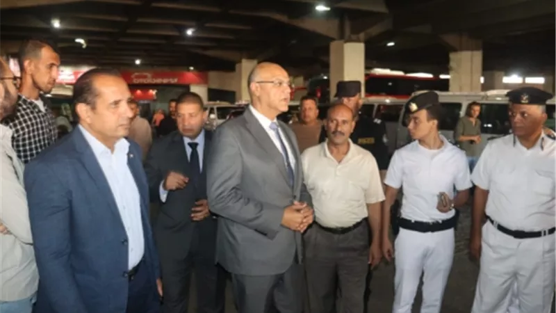 محافظ القليوبية يواصل متابعة إلتزام السائقيين بالتسعيرة المقررة