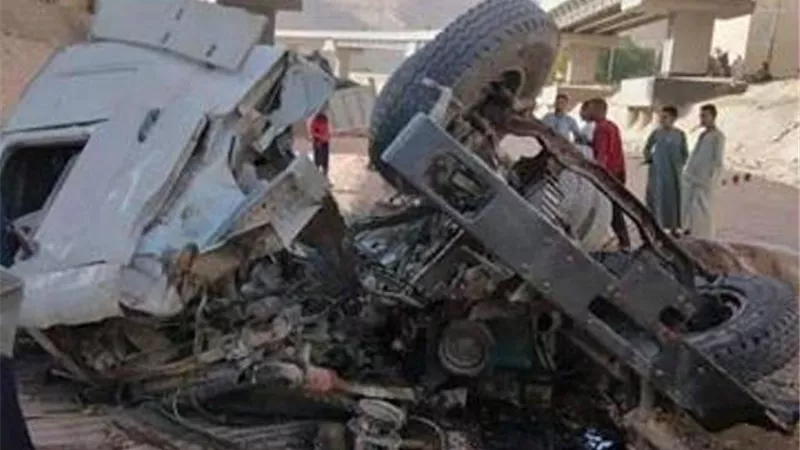 مصرع شاب وإصابة 2 في انقلاب سيارة نقل أعلى كوبري الهضبة بأسيوط