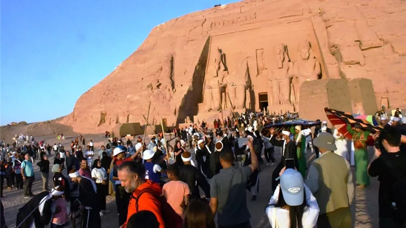 محافظ أسوان يشهد إحتفالية تعامد الشمس على وجه الملك رمسيس الثانى