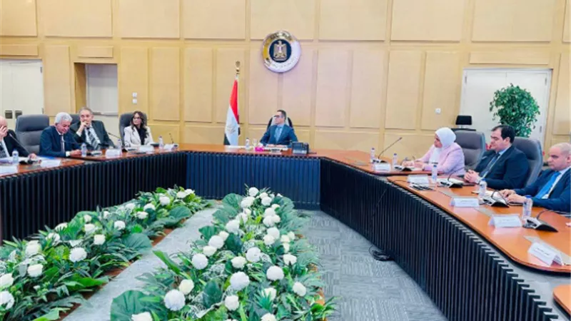 وزير الاستثمار يلتقى وكلاء شركات السيارات العالمية والموزعين
